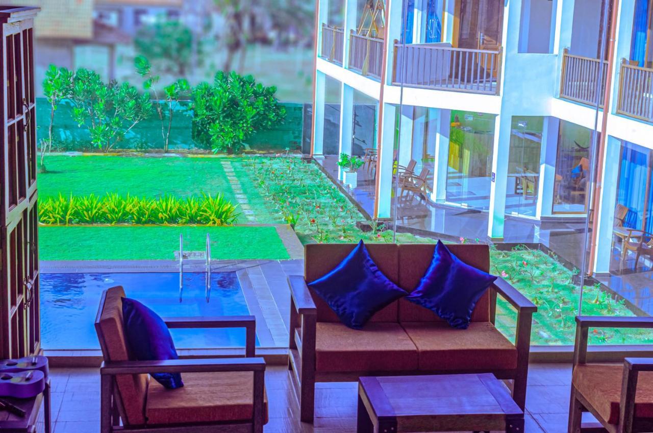 Hotel Calypso Sunset à Iranawila Extérieur photo