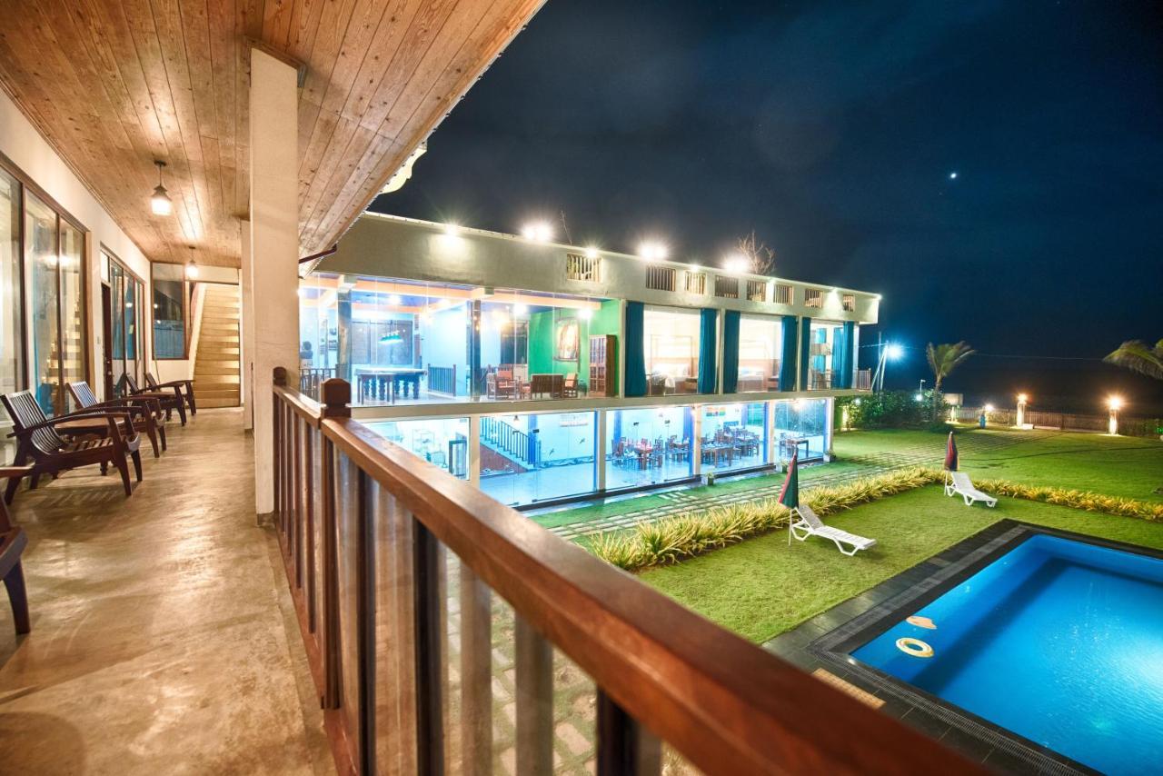 Hotel Calypso Sunset à Iranawila Extérieur photo